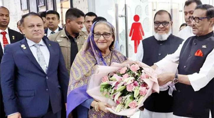 দেশে ফিরলেন প্রধানমন্ত্রী