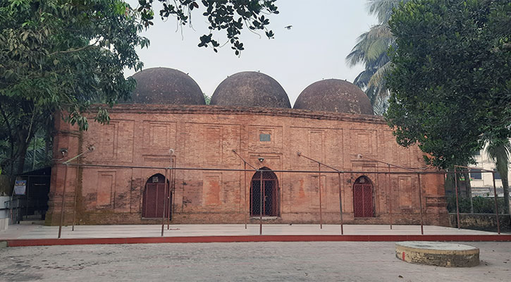 সাড়ে চার শ বছরের ইতিহাস কথা বলে পাবনার শাহী মসজিদে