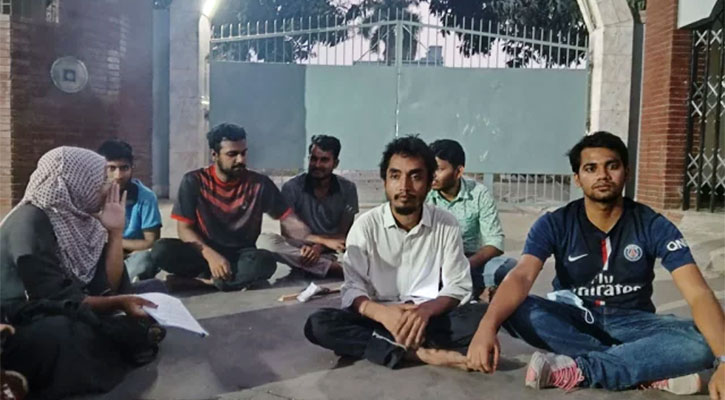 আমরণ অনশনে রাবির ১৫ শিক্ষার্থী