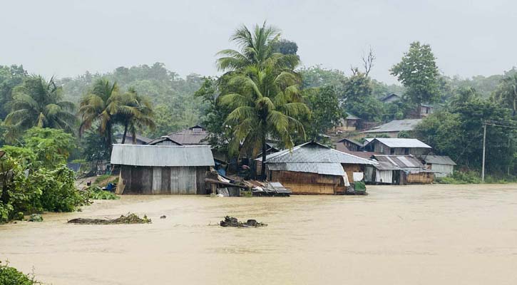 রাঙামাটির বিভিন্ন সড়কে পাহাড় ধস, নিম্নাঞ্চল প্লাবিত