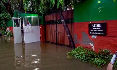 দিল্লিতে মন্ত্রীর বাড়ির সামনের রাস্তা ডুবে গেল বৃষ্টিতে