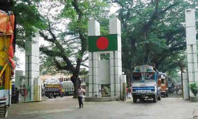 বেনাপোল স্থলবন্দরে আটকা শতাধিক পণ্যের চালান