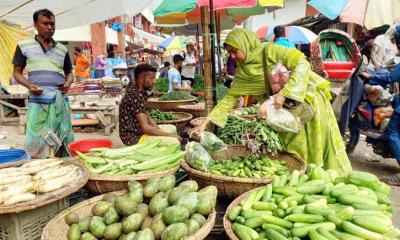 বৃষ্টির কারণে সবজির বাজার চড়া