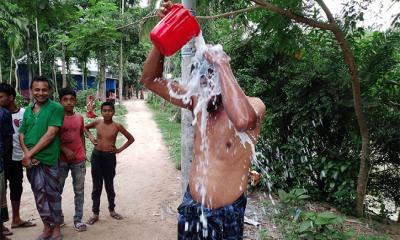 স্ত্রীর করা মামলা খারিজ, দুধ দিয়ে গোসল স্বামীর