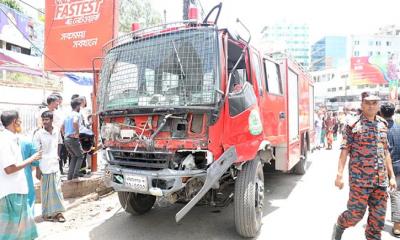 ফায়ার সার্ভিসের গাড়িচালক হঠাৎ অসুস্থ, দুর্ঘটনায় নিহত ২