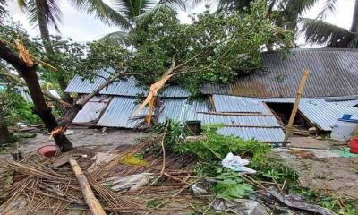 এক মিনিটের ঘূর্ণিঝড়ে দুই শতাধিক ঘর-বাড়ি বিধ্বস্ত, নিহত ১