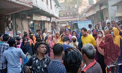 বেতন না দিয়ে কারখানা বন্ধ, শ্রমিকদের বিক্ষোভ