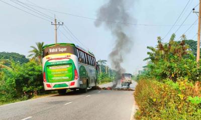 সড়কে টায়ার জ্বালিয়ে পালিয়ে গেল অবরোধকারীরা