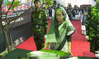 ২১ আগস্ট নিহতদের প্রতি প্রধানমন্ত্রীর শ্রদ্ধা