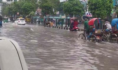 এক ঘণ্টার বৃষ্টিতে তলিয়েছে ঢাকার সড়ক, ভোগান্তিতে নগরবাসী