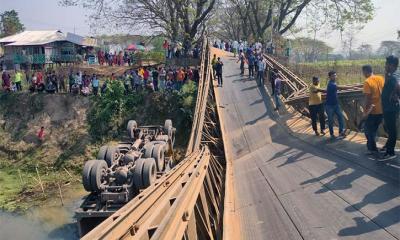 পাথরবোঝাই ট্রাকসহ ভেঙে পড়ল বেইলি ব্রিজ