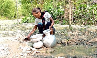 দুর্গম পাহাড়ে পানির তীব্র সংকট