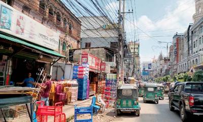 ব্যবসায়ীদের দখলে ফুটপাত, বিপাকে সাধারণ মানুষ