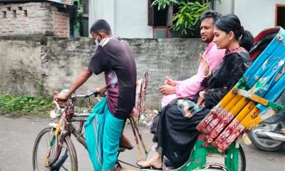 স্ত্রীকে নিয়ে রিকশায় চড়ে ঈদের দাওয়াতে সাকিব