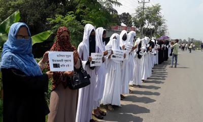 আত্মহত্যার প্ররোচনাকারীর শাস্তির দাবিতে মানববন্ধন