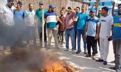 তফসিল বাতিলের দাবিতে স্লোগান দিয়ে বিএনপির বিক্ষোভ