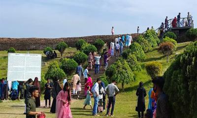 ঈদ আনন্দে মহাস্থানগড়ে দর্শনার্থীর ভিড়