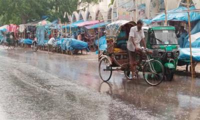 অবশেষে রাজধানীতে গুঁড়ি গুঁড়ি বৃষ্টি