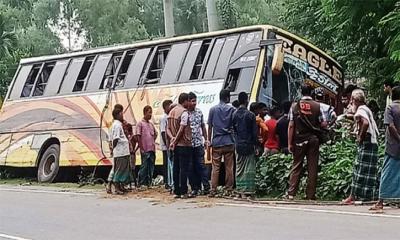 যাত্রীবাহী বাসের নিয়ন্ত্রণ নিয়ে ডাকাতি, ধর্ষণ