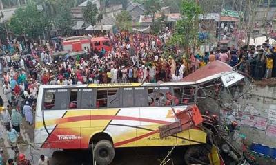 বেপরোয়া গতিই কেড়ে নিল ১৭ যাত্রীর প্রাণ