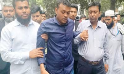 সুপ্রিম কোর্টে সাংবাদিকদের ওপর পুলিশের লাঠিচার্জ