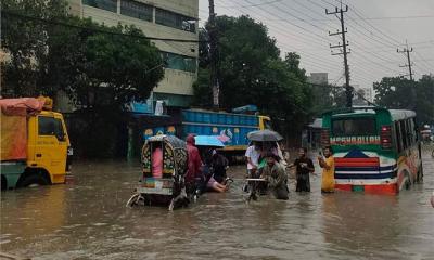 চট্টগ্রাম নগরজুড়ে জলাবদ্ধতা, ভোগান্তি চরমে