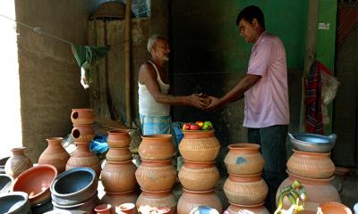 বিলুপ্তির পথে দিনাজপুরের মৃৎশিল্প