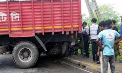 ফরিদপুরে ট্রাকচাপায় প্রাণ গেল ইজিবাইক চালকের