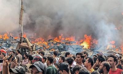 বঙ্গবাজারের আগুন নিয়ন্ত্রণে সেনাবাহিনী