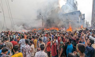 মোবাইলে ছবি তুলতে ব্যস্ত উৎসুক জনতা!