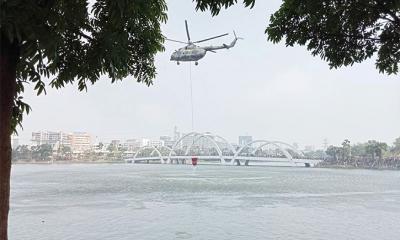 হাতিরঝিল থেকে হেলিকপ্টারে নেওয়া হচ্ছে পানি