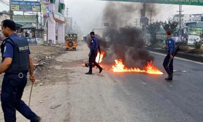 গাজীপুরে টায়ার জ্বালিয়ে বিক্ষোভ, সীমিত আকারে চলছে গাড়ি