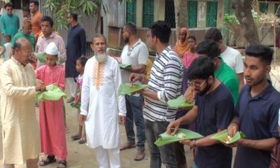 কলাপাতায় খাবার খেয়ে ব্যতিক্রমী ঈদ উদযাপন