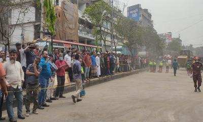 উৎসুক জনতার ভিড়ে ব্যাহত উদ্ধার কাজ