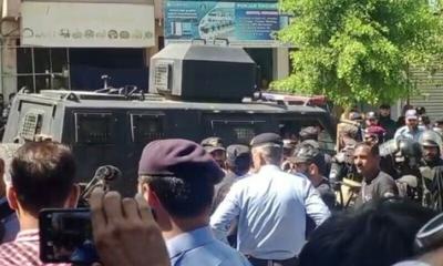 পাকিস্তানের সাবেক প্রধানমন্ত্রী ইমরান খান গ্রেপ্তার