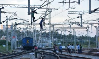 হাই ভোল্টেজ তারের সংস্পর্শে ৬ জনের মৃত্যু, ট্রেন চলাচল বন্ধ