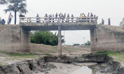 সংযোগ সড়কের অভাবে কাজে আসছে না ৩১ লাখ টাকার সেতু