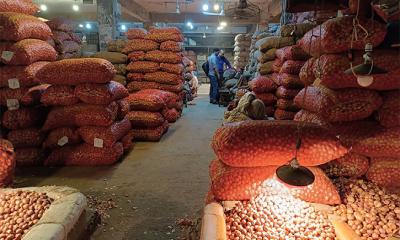 এক খবরেই কমতে শুরু করেছে পেঁয়াজের দাম