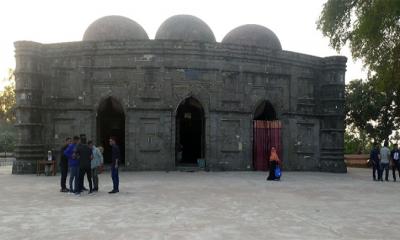 সুলতানি আমলের ঐতিহ্য কুসুম্বা মসজিদ
