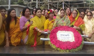 বঙ্গবন্ধুর প্রতিকৃতিতে মহিলা আ.লীগের শ্রদ্ধা