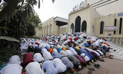 বায়তুল মোকাররমে ঈদের প্রথম জামাত অনুষ্ঠিত