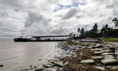 হাতিয়ার সঙ্গে সব ধরনের নৌ যোগাযোগ বন্ধ, ভোগান্তিতে যাত্রীরা