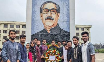 বঙ্গবন্ধুর প্রতিকৃতিতে নোবিপ্রবির শ্রদ্ধা