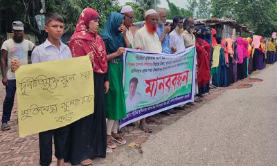 ছাত্রীদের উত্যক্ত করায় গ্রেপ্তার, মুক্তির দাবিতে অভিভাবকদের মানববন্ধন