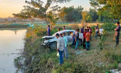 পথচারীকে বাঁচাতে গিয়ে প্রাইভেটকার পুকুরে, নিহত ২