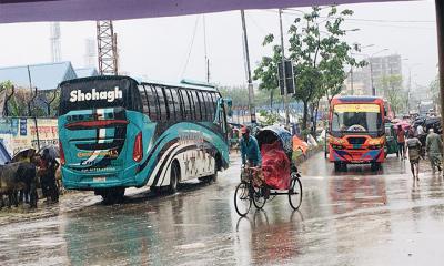 বৃষ্টি মাথায় নিয়েই বাড়ি ফিরছেন ঘরমুখী মানুষ