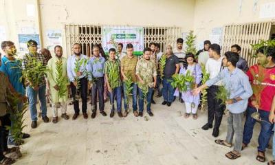 প্লাস্টিক বোতলের বিনিময়ে মিলছে গাছের চারা