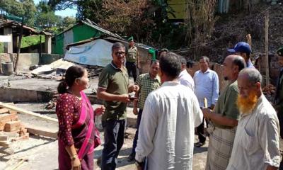 জুরাছড়ির অগ্নিকাণ্ড এলাকা পরির্দশনে জেলা প্রশাসক