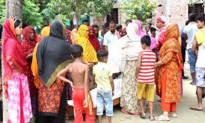 স্কুলের সামনে ট্রাকচাপায় প্রাণ গেল শিক্ষার্থীর