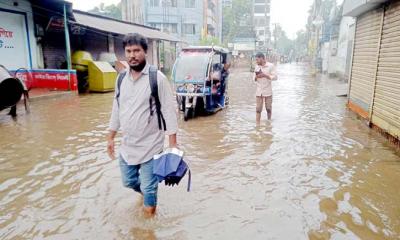 বগুড়ায় টানা বৃষ্টিতে বিপর্যস্ত জনজীবন